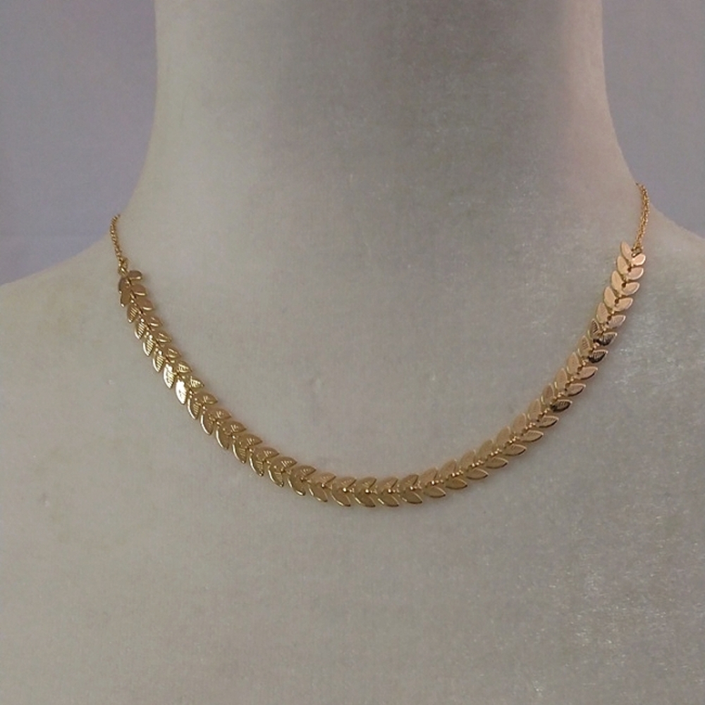 Elegant Gold tone Leaf Necklace, choker style 8"-10" NWT